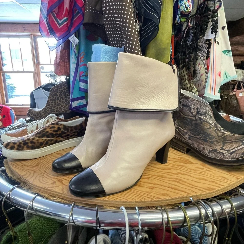 🖤Great USED Condition 39(9.5) Taryn Rose Chanel like booties🔥 - Picture 2 of 16